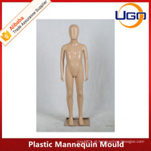 Molusco de manequins de plástico infantil bonito na pele